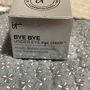 IT Cosmetics Bye Bye Under Eye Cream in Silver Box